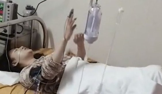 东北一女子麻醉的药性还没有过去，躺在病床上就开始劝酒，你对此怎么看？