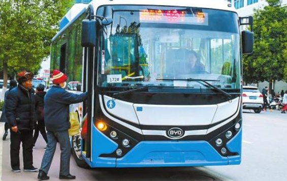 女孩公交车上被陌生人点燃头发，事发过程是怎么的