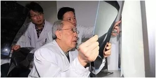 “中国肝脏外科之父”吴孟超80岁学生为吴老送别，看到这一幕你是何感受？