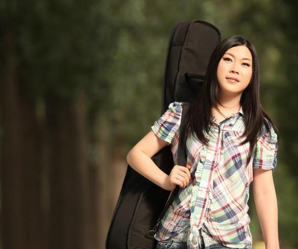 当年春晚一夜爆红的“西单女孩”，过去9年了，她现状如何了？