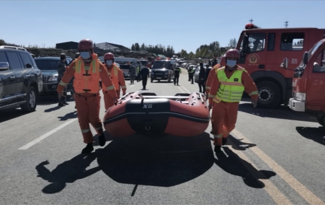 河北通勤班车坠河，已致2人死亡12人失联，造成此事故的原因是什么？