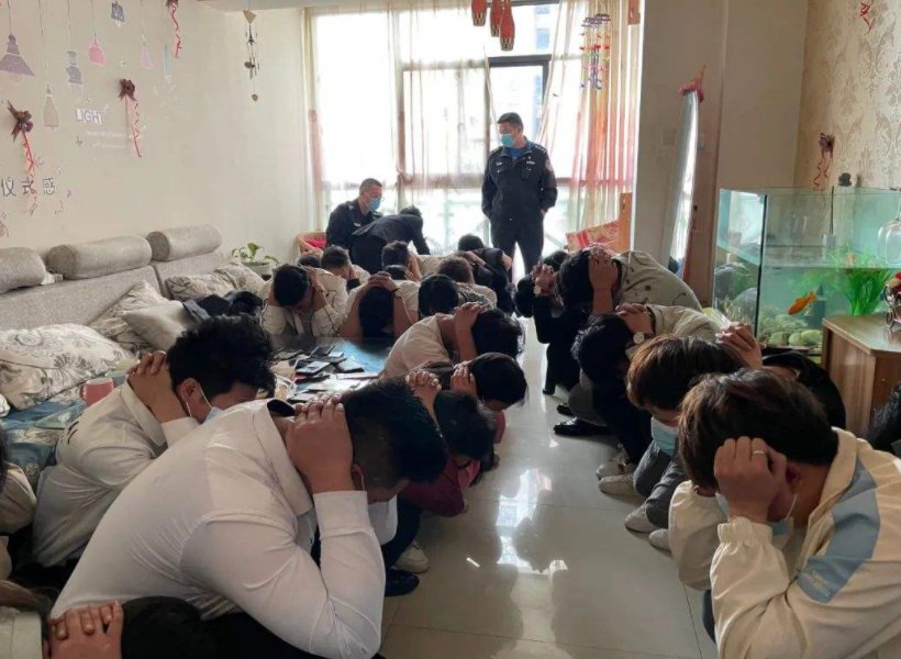 江西男子银行取钱伸出五个手指，柜员一看立马报警，到底发生了什么？