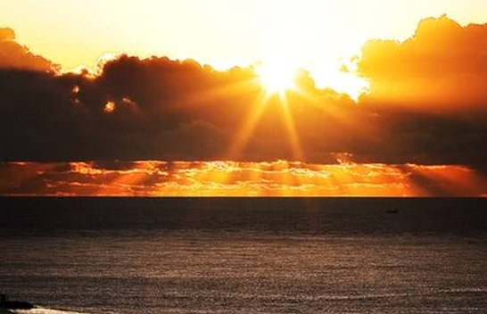 秋晚的江上描绘了一幅什么样的画面?