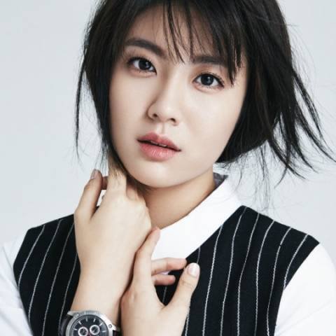 一个男孩成了孤儿,后来长大后又和绑架自己的人在一起干保洁,是哪部韩国电影?