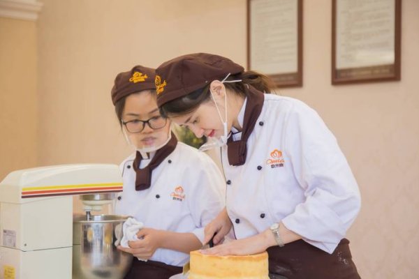 蛋糕学校学费大约多少钱?
