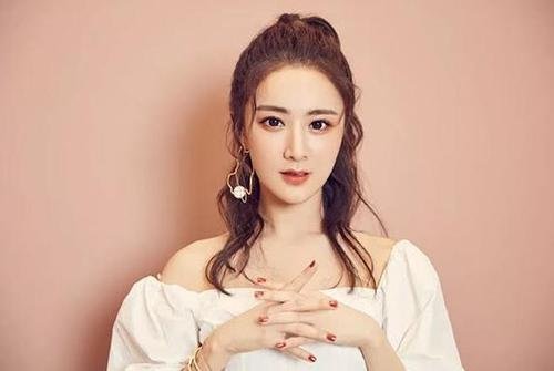 林依轮看望薇娅，在病床仍坚持选品，薇娅身上有哪些值得我们学习的精神？