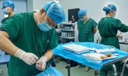 东北一女子麻醉的药性还没有过去，躺在病床上就开始劝酒，你对此怎么看？