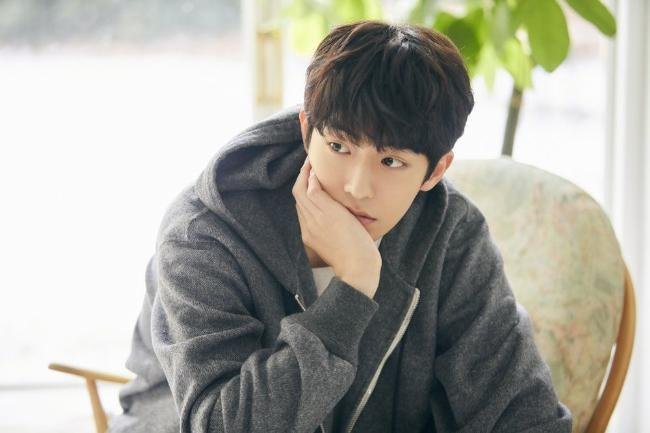 南柱赫旧照曝光，身穿校服，网友称撞脸杨迪，你觉得他们长的像吗？