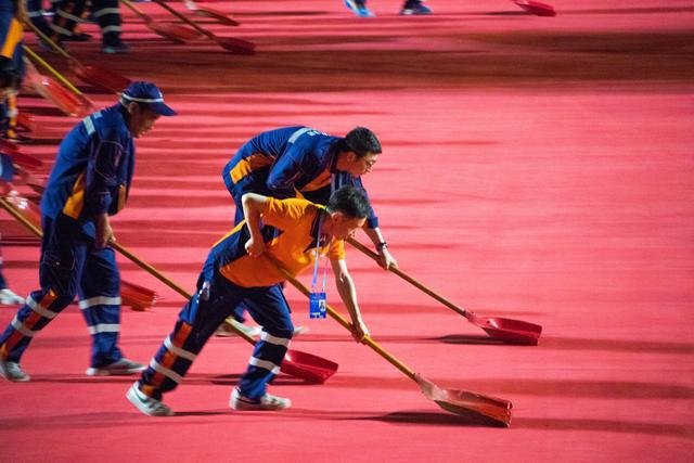 环卫工连夜清除红毯积水，确保护卫队通行不受影响，他们的工作有多辛苦？