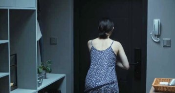 女子发现陌生男深夜卧室窗外疑偷窥，隔空怒吼！女性如何防范这种猥琐男？
