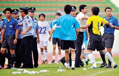 宜春多名球员追打裁判，球员会面临什么处罚？