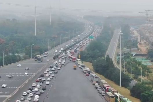 假期第2天全国游客1.08亿人次，国内旅游收入达到多少？