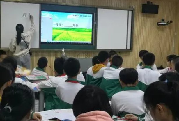 哥哥站在门口照样子写句子