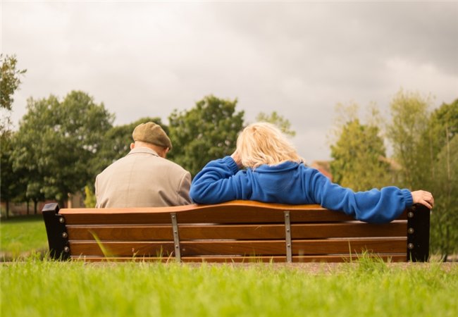 爸爸苛待奶奶怎么办？