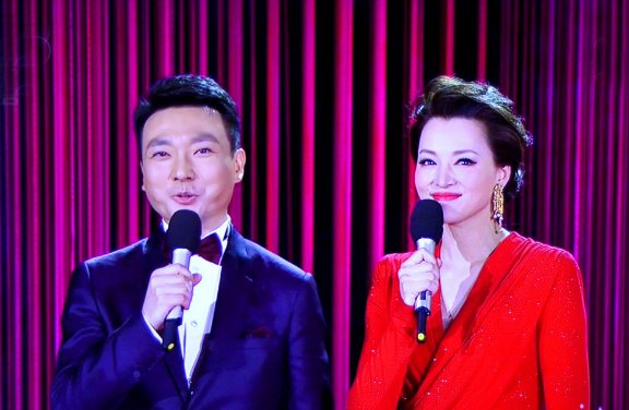 关于晚会的问题:主持人站位及上台方向