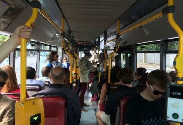 女孩公交车上被陌生人点燃头发，事发过程是怎么的