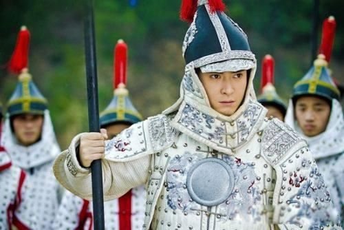 多尔衮为了玉儿负了天下,玉儿为了大清负了多尔衮 两个人有暧昧关系