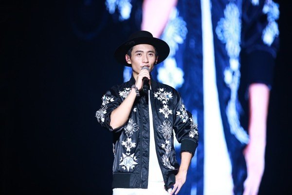 魏晨求婚成功，为何微博很多网友在问是不是快本打电话那一个？