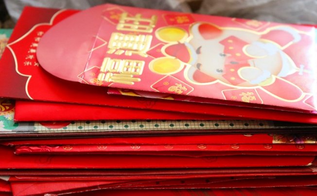 朋友每年过年都会给我发她家特产，我该如何回礼呢？