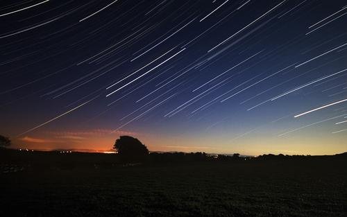 像一盏灯！英国夜空出现巨大流星，流星是什么形成的？
