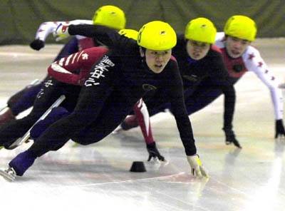 短道速滑运动员转弯时用手摸地是为了防止摔倒吗？