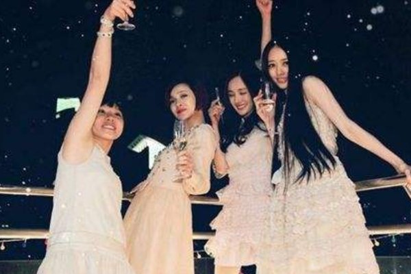 《小时代》中席城和顾里有什么联系，导演是怎么安排的？