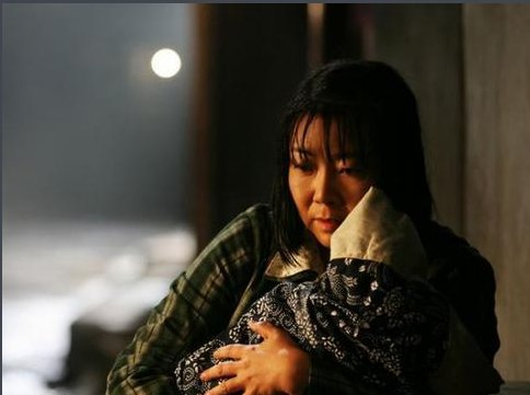 两个小孩在铁轨上放钉子轧飞刀换馒头什么电视剧？