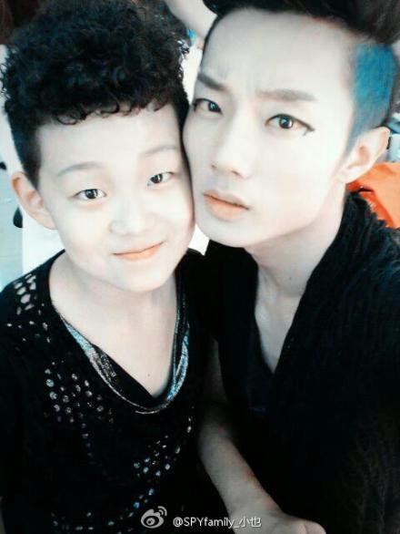 求湖南卫视向上吧少年大舞团的集体图片。