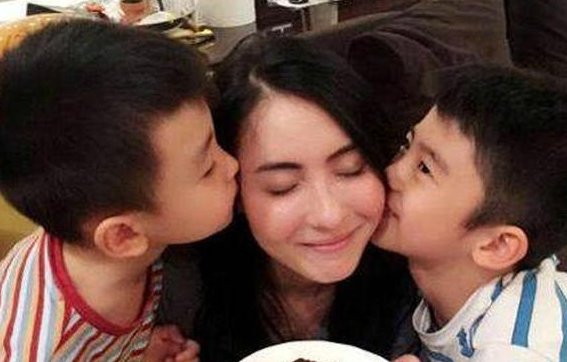 张柏芝小儿子正面照曝光，眉眼清秀像极了谢霆锋，引发网友热议，你怎么看？