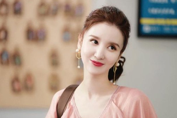 张萌说贾玲票房40亿再胖回来，为何评论区都说她蹭热度？