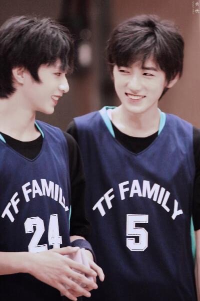 宋亚轩和刘耀文一同遛狗,二人与狗狗有什么互动?