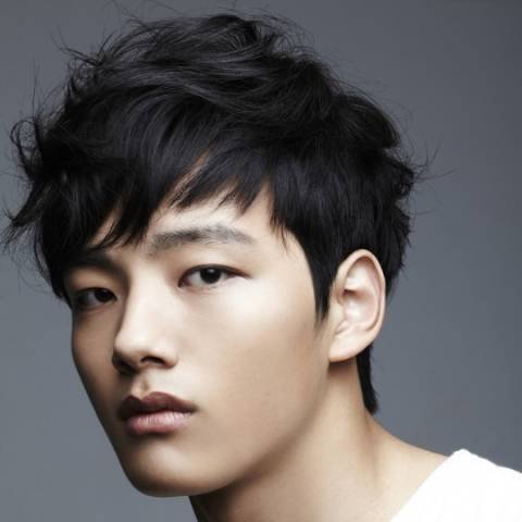 一个男孩成了孤儿,后来长大后又和绑架自己的人在一起干保洁,是哪部韩国电影?