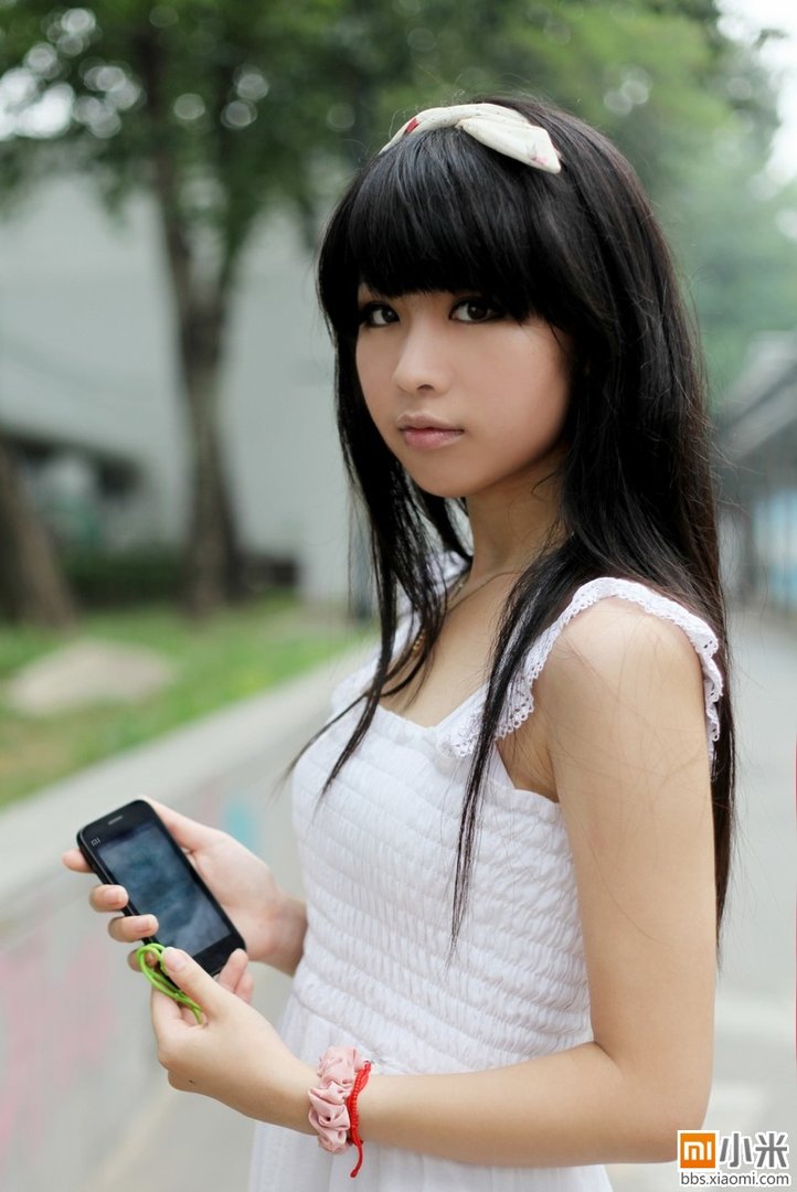 小米手机中的那个张晓涵到底是谁？。。有她照片请发几张来在此谢谢了。。。