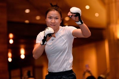 张伟丽回应被传卖签名赚钱，她的现状是怎样的？