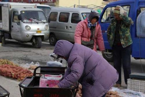 女菜贩被人用秤杆捶击，为什么会施暴？