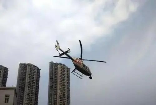 吹得还很凉快！重庆村民吃婚宴遇直升机悬停，现场情况如何？