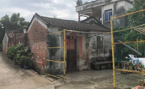 牵狗女孩称想向老人道歉，她的措辞为何前后不一