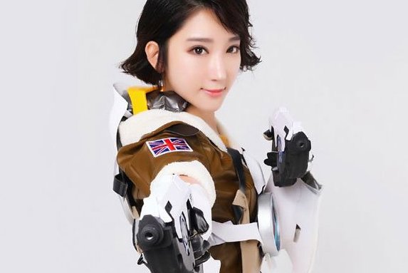 斗鱼郭mini忘关摄像头事件镜头面前公然换衣服