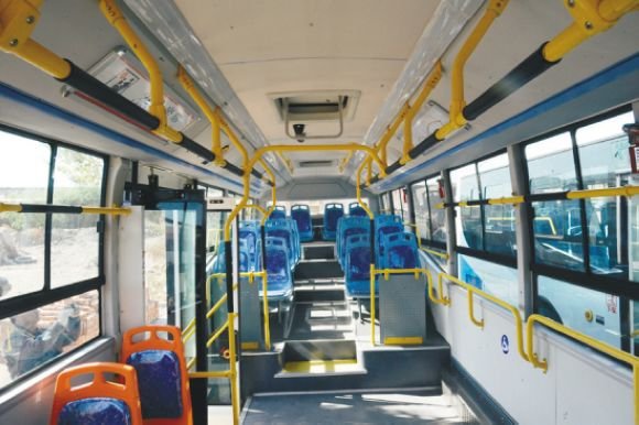 女孩被人点燃头发，具体是什么情况？