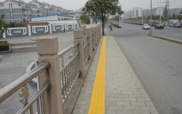 贵州贵阳一盲道为绕开井盖穿过公交站牌，这样设计的盲道有用吗？