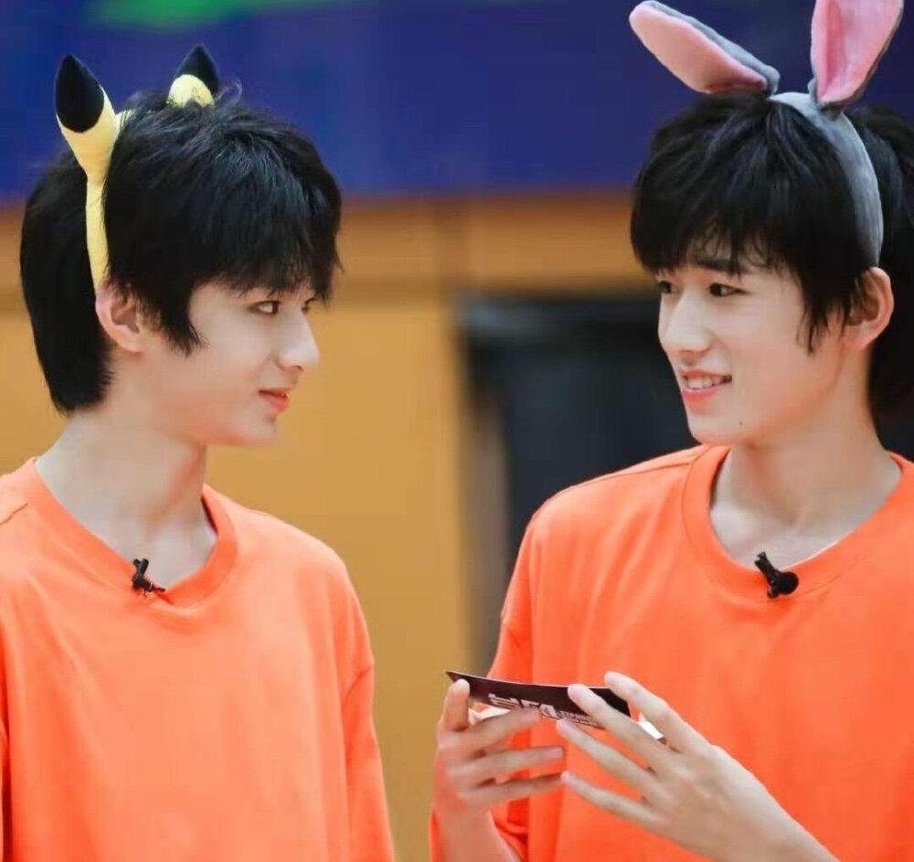 宋亚轩和刘耀文一同遛狗，二人与狗狗有什么互动？