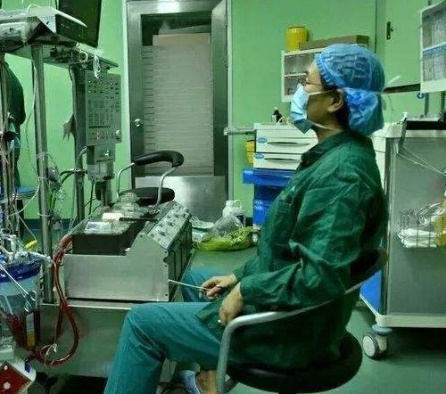 东北一女子麻醉的药性还没有过去，躺在病床上就开始劝酒，你对此怎么看？