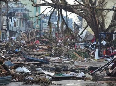 海南出现大风天气，螃蟹被“吹上”码头，此次大风受哪些因素所影响？
