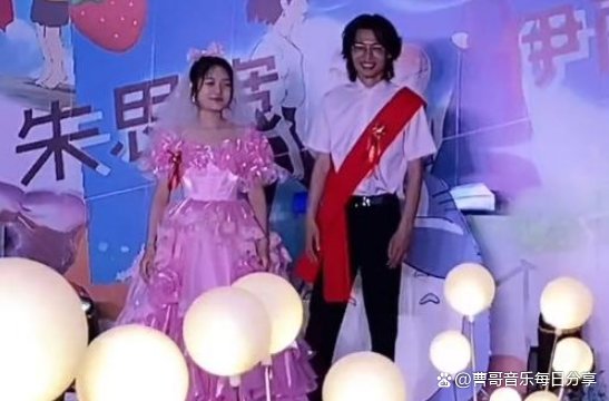 山东一新娘穿粉色的婚纱引热议，新娘本人是怎么回应的呢？