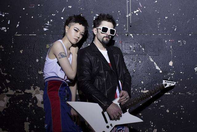 歌曲《怪兽不跳舞》中 加百利有一句 英文歌词是ladies and gentlemen 然后就听不