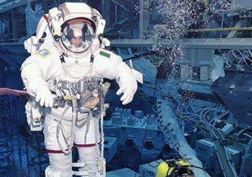 坐上神舟12号载人飞船前往宇宙的是哪几位航天员？