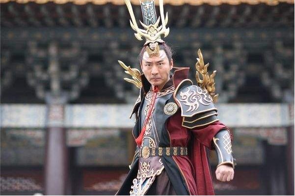 同为护卫的展昭和李元芳相比，谁的武功要更为厉害一些?