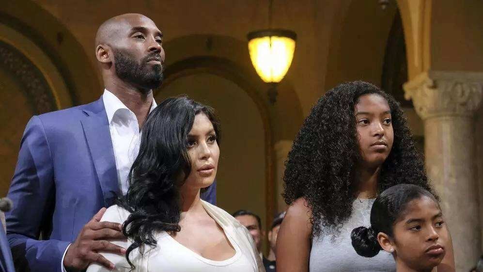 在被亲生母亲起诉后，科比老婆瓦妮莎有什么反应？