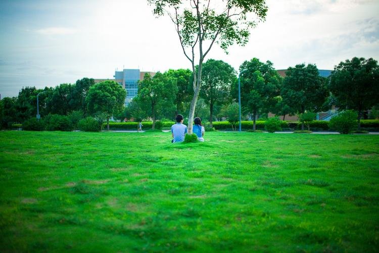 毕业就求婚，从校服到婚纱的爱情有多甜？