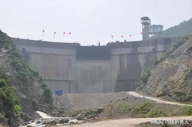 江西山口岩水库泄洪，村民在下游处捡鱼，这样会有危险吗？